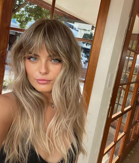 Balayage Hair Blonde Fringe, Balayage Hair Fringe, Reverse Balayage With Bangs, Dark Roots Blonde Hair Balayage With Bangs, Long Shag Haircut With Curtain Bangs Side Part, Balayage With Fringe Bangs, Brown Blonde Balayage With Bangs, Light Blonde Balayage Dark Roots, Blonde Highlights With Fringe