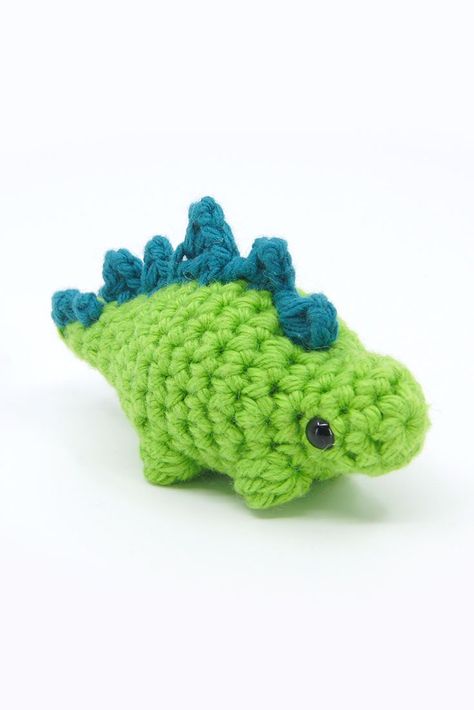 In this lesson we’ll be crocheting an adorably dangerous Stegosaurus! This Stegosaurus crochet pattern is designed to match my other miniature crocheted dinosaurs like the Triceratops and Brontosaurus!   This pattern is relatively simple to create only taking about an hour or so, but there's a few tricks in sewing on the spikes that can be a fun challenge for beginners.  *Includes a full video tutorial! Mini Dinosaur Amigurumi, Simple Crochet Dino, Simple Crochet Dinosaur, Mini Trex Amigurumi, Crochet Dinosaur Pattern Free Stegosaurus, Small Dinosaur Amigurumi Free Pattern, Free Stegosaurus Crochet Pattern, Stegosaurus Amigurumi Free Pattern, Crochet Stegasorus