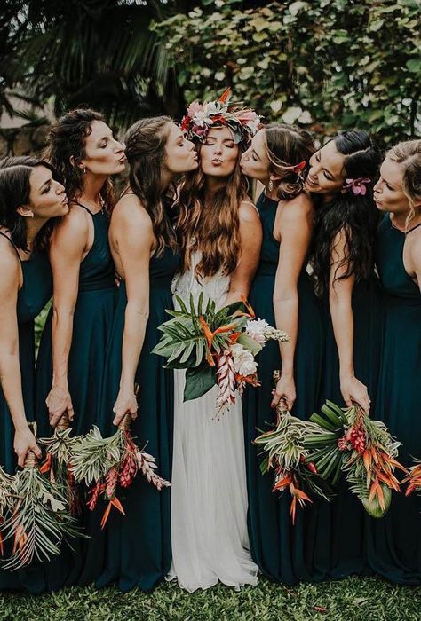 Wedding Photos With Bridesmaids, Bachelorette Photoshoot, Wedding Photography Poses Bridal Party, Wedding Photography Poses Family, Photos With Bridesmaids, Shower Photoshoot, Must Have Wedding Photos, Wedding Photography Bridal Party, Wedding Parties Pictures