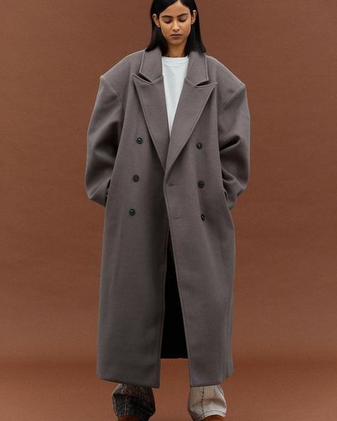 Oversized Coat Outfit, Oversized Wool Coat, Blazer For Boys, Grey Trench Coat, Minimal Outfit, Grey Coat, Peak Lapel, Oversized Coat, Coat Outfits