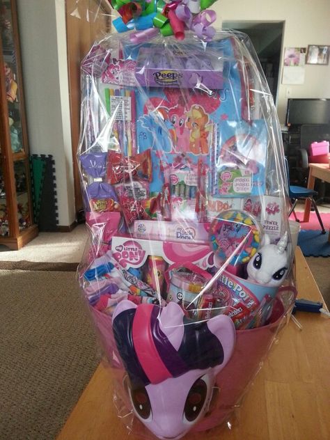 My little pony basket My Little Pony Gifts, Slime Making Kit, My Little Pony Toys, Pony Gift, Backyard Birthday, Moose Toys, Pony Birthday, Birthday Party Theme Decorations, Gift Basket Ideas