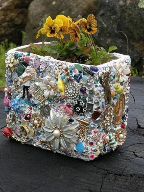 Do you have a jewelry box full of costume jewelry that you just don’t ever wear? Have you ever wondered what to do with all that jewelry? I’ve been collecting vintage jewelry for years and have always wondered if there is something else that I could do with some of the broken or otherwise unworn... Mosaic Planters, Hantverk Diy, Upcycle Garden, Plant Box, Vintage Jewelry Crafts, Mosaic Garden, Mosaic Diy, Mosaic Projects, Do It Yourself Projects