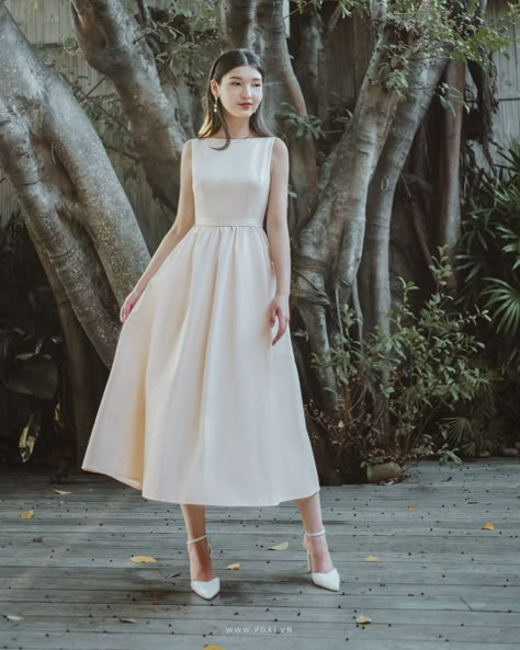 Simple Occasion Dress, Bridesmaid Dresses Minimalist, Classy Dresses Modest, Classy Dress Modest, Simple Dress For Graduation Party, Elegant Graduation Dresses University, White Dress For Wedding Guest, Simple Graduation Dresses, Graduation Dress Midi