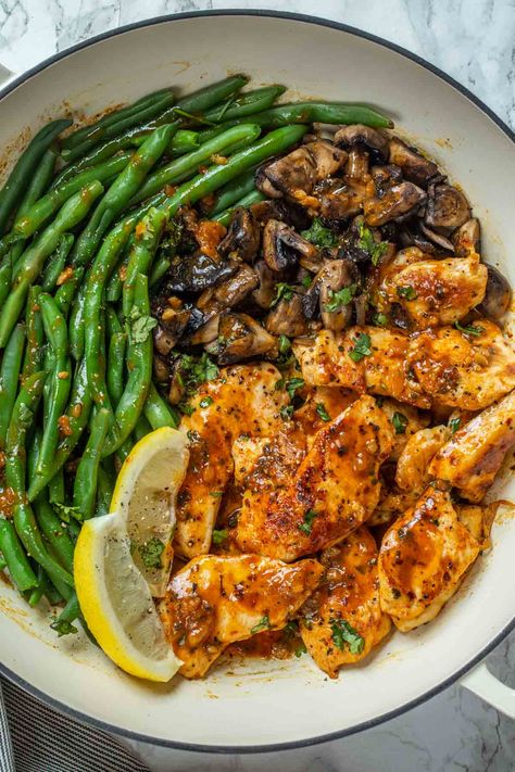 Lemon Garlic Chicken Recipe - Valentina's Corner Chicken Breast Side Dishes, Rooster Recipes, One Pan Lemon Chicken, Lemon Chicken Breast, Pan Lemon Chicken, Lemon Garlic Chicken Breast, Lemon Chicken Breast Recipes, Green Beans And Mushrooms, Chicken Lemon