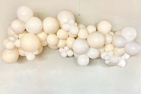 White Balloon Garland, Sprinkle Ideas, White Wedding Decor, Off White Wedding, White Garland, Balloon Garland Diy, 21st Birthday Decorations, Garland Diy, Birthday Bunting