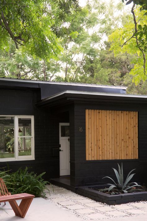 Custom cedar screen on house in Florida. Black And White Home Exterior, Black Home Exterior, White Home Exterior, Black Houses, Dark House, Garden Makeover, Exterior Makeover, Casa Exterior, St Augustine Florida