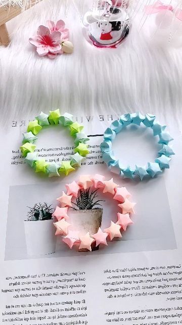 paper crafts creator on Instagram: "Call your sisters who have hands to make star bracelets! Everyone else has it! #Origami #tutorial #Handmade #diy #Making #handmade #stars #tutorial #Starbracelet #Origamistars paper craft" Paper Star Bracelet, How To Make Paper Bracelets, Paper Bracelet Diy, How To Make Star, Paper Star Crafts, What To Do With Paper Stars, Star Arts And Crafts, How To Make Paper Stars, Diy Gift For Sister