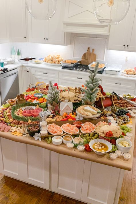 Brunch Holiday Party, Easy Christmas Hosting Ideas, Hosting Christmas Dinner Food Party Ideas, Family Christmas Event Ideas, Christmas Party Food Display Ideas, Xmas Hosting Ideas, Hosting Gingerbread House Party, Christmas Themed 30th Birthday Party, Holiday Party Dinner Ideas