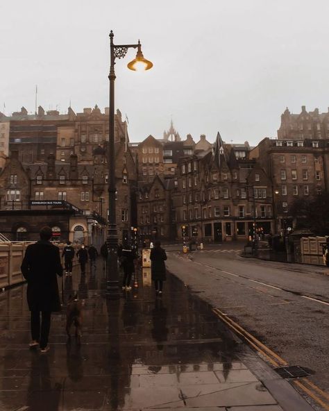 Rain In Edinburgh, Edinburgh Rain Aesthetic, Edinburgh Scotland Aesthetic Autumn, Edingbruh Autumn, Edinburgh Aesthetic Dark, Uk Vibes, Edinburgh Aesthetic, Edinburgh City, City Vibe