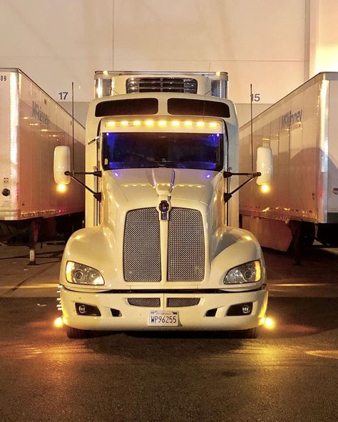 Show some pride in what you drive..Send me pics of your trucks 🚛 🚛#frontendfriday #w990 #t680 #kenworth#kenwortht680 #bigrig#semitrucks… Kenworth T680 Custom, Kenworth T600, Trucks For Sell, Send Me Pics, Kenworth T660, Kenworth T680, Truck Pics, Custom Lifted Trucks, Nice Trucks