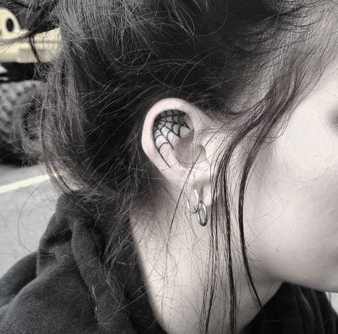 30 Cool Behind the Ear Tattoos and Ear Tattoos - theFashionSpot Traditional Behind The Ear Tattoo, Web Ear Tattoo, Goth Ear Tattoo, Web Tattoo Behind Ear, Tattoo Behind Ear Men, Front Of Ear Tattoo, Eat Tattoo Ideas, In Ear Tattoo, Inside Ear Tattoos