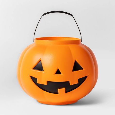 Boo Basket Ideas – lean green mama machine Haunted Halloween Party, Pumpkin Pail, Dulces Halloween, Treat Bucket, Treat Basket, Pumpkin Bucket, Halloween Baskets, Candy Bucket, Halloween Buckets