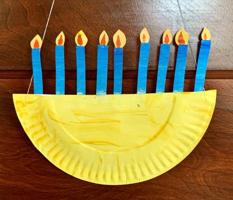 Easy craft to do with children for Hanukkah Hanukkah Arts And Crafts, Diy Chanukah Decorations, Hanukkah Projects For Kids, Hanukkah Toddler Art, Paper Plate Menorah Craft, Hannakah Theme Crafts Preschool, Menorah Crafts For Toddlers, Hanukkah Snacks For Kids, Holidays Around The World Crafts Preschool