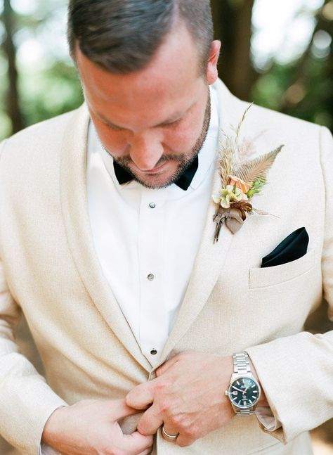 Cream Jacket Black Pants Groom, Cream Tuxedo Wedding, Unique Boho Wedding Dress, Groom Colours, Southern Style Wedding, Candlelit Wedding, Groom Bowtie, Groomsmen Looks, Fall Bridesmaids