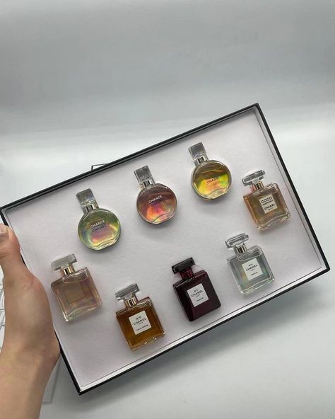 chanel Gifts Luxury For Women, Perfume Sets For Women, Mini Perfumes Aesthetic, Luxury Gifts For Women Most Expensive, Expensive Things Aesthetic, Mini Perfume Aesthetic, Expensive Perfume Luxury, Expensive Gifts Aesthetic, Expensive Gifts For Him