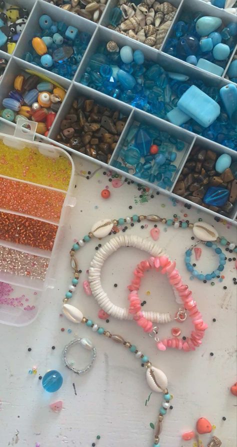 #diy #diyideas #craft #crafting #easycraftsforkids #aesthetic #jewelry #jewelrymakingsupplies #jewelrytrends #jewelrymakingtutorials #beads #beadsjewelry #friendshipbracelets #summeraesthetic #fashion #summer #summervibes #seashells #beach #beachy #trendy #fun easy diy jewelry | beads | summer crafts | friendship bracelets | taylor swift | beach | summer vibes | diy | easy crafts | bracelets | seashells | aesthetic | jewelry Crafty Girl Summer, Summer Crafts For Teens Aesthetic, Summer Arts And Crafts For Adults, Things To Make With Friends Diy, Summer Diys For Teens, Summer Crafts Ideas, Summer Crafts Teens, Summer Craft Ideas For Teens, Aesthetic Summer Crafts