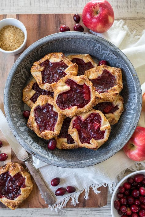 Holiday Tarts, Cranberry Orange Pound Cake, Thanksgiving Recipes Dessert, Recipes Dessert Easy, Apple Cranberry Pie, Apple Tarts, Cranberry Tart, Thanksgiving Desserts Easy, Tart Filling