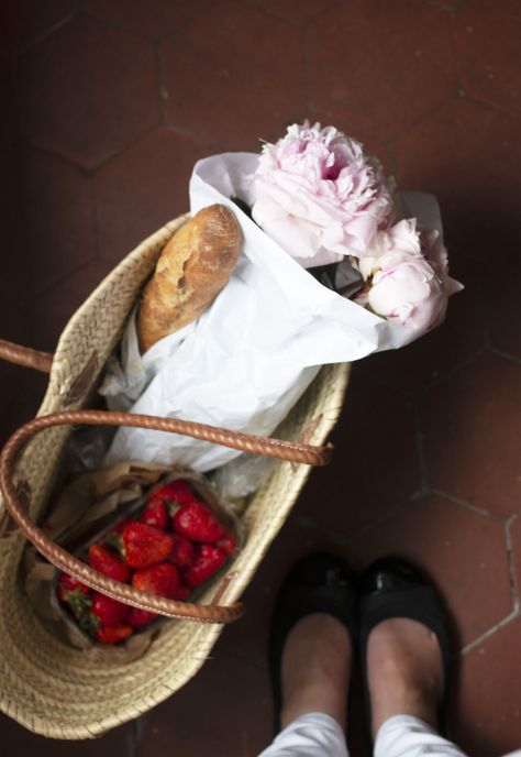 How to Shop a French Market Like a Local French Picnic, French Market Basket, Love Cafe, French Baskets, Perfect Picnic, French Market, Best Cheese, Market Baskets, Great Restaurants