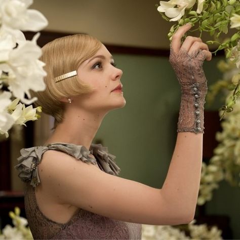 How To Dress Like Daisy Buchanan Of 'The Great Gatsby' To Channel All Your Ethereal Springtime Dreams Daisy Great Gatsby, The Great Gatsby Daisy, Great Gatsby Daisy, Great Gatsby Outfit, Great Gatsby Hairstyles, Pin Up Poster, The Great Gatsby Movie, Gatsby Outfit, Gatsby Movie