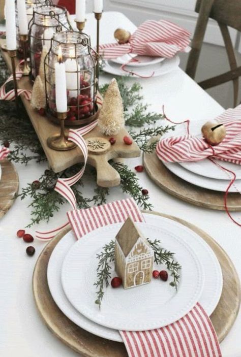 Are you hosting for Christmas this year? We're sharing over 37 Christmas tablescape ideas you are going to love! Christmas Decorations Apartment, Holiday Table Decor, Drawing Christmas, Christmas Apartment, Holiday Dinner Party, Porch Decorating Ideas, Christmas Tablescape, Winter Wonderland Christmas, Cookies Christmas