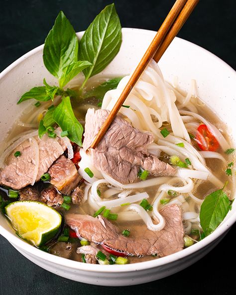 Classic Vietnamese Beef Pho - Marion's Kitchen Beef Pho Recipe, Vietnamese Beef Pho, Pho Beef, Spaghetti With Ground Beef, Vietnamese Beef, Vietnamese Soup, Vietnamese Pho, Pho Soup, Pho Recipe