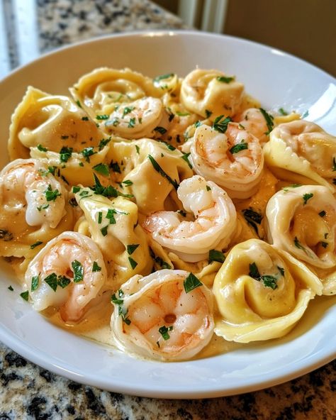 Shrimp Tortellini With Lemon Garlic Cream Sauce, Heavy Cream Chicken, Lemon Garlic Cream Sauce, Shrimp Tortellini, Zesty Sauce, Tortellini Recipes, Garlic Cream Sauce, Squeezed Lemon, Cheese Tortellini