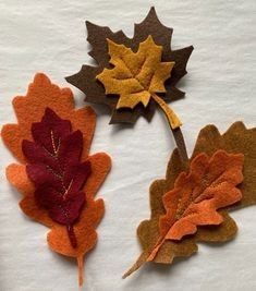 Felt Leaves Diy, Fall Felt Crafts, Felt Autumn, Leaves Diy, Halloween Fest, Fall Sewing, Bantal Sofa, Felt Leaves, Leaf Crafts