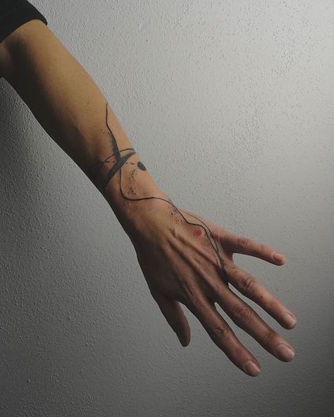 handpoke tattoos (@duhovka.ink) • Instagram photos and videos Underarm Tattoo, Tato Jari, Hand And Finger Tattoos, Forarm Tattoos, Handpoke Tattoo, Hand Tattoos For Women, Arm Band Tattoo, Small Hand Tattoos, Tattoo Feminina