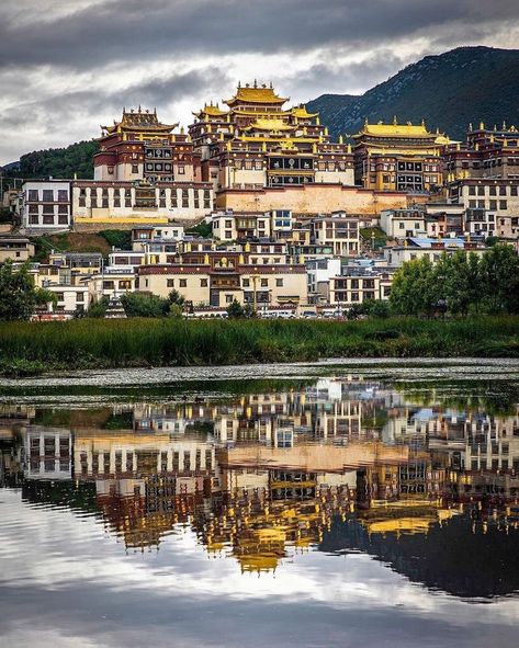 Chinese Architecture, Lhasa, Shangri La, China Travel, Old Building, Tibet, Buddhism, Tourism, China