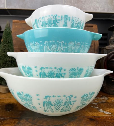 White 444, Pyrex Vintage Rare, Turquoise Bowl, Vintage Dishware, Retro Country, Pyrex Bowls, Mixing Bowls Set, White Bowls, Vintage Pyrex