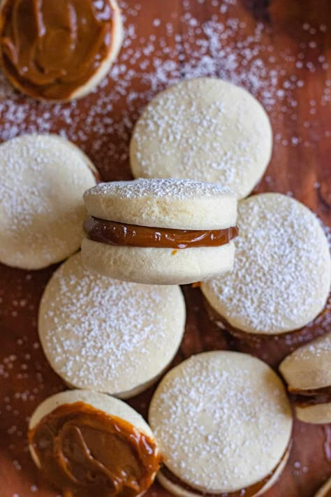 Argentina Desserts Easy, International Baking Recipes, South American Desserts, Argentina Cookies, Alfajores Recipe Argentina, Argentinian Food Recipes, Argentinian Desserts, Easy Alfajores Recipe, Peruvian Alfajores Recipe