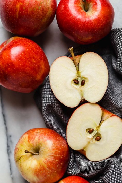 This Cinnamon Apple Crisp is perfect for fall, lightly sweetened with raisins and honey with a crisp, oat topping. Cinnamon Apple Crisp, Fruit Kabob, Pizza Sugar Cookie, Banana Smoothie Bowl, Apple Sauce Recipes, Apple Crisp Recipes, Fruit Photography, Cinnamon Apple, Smoothie Bowl Recipe