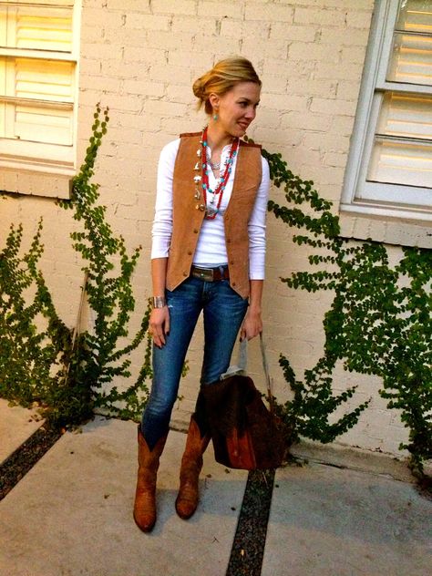 suede vest, skinnies, & boots Cowgirl Boots Outfit Street Style, Texas Attire Women, Texas Casual Outfit, Western Outfits Women Jeans Cowboy Boots, Suede Vest Outfits For Women, Cowgirl Vest Outfit, Western Vest Outfits For Women, Country Business Casual, Suede Vest Outfit