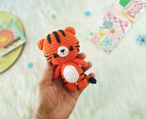 Amigurumi Tiger pattern ⋆ A little love everyday Cute Tiger Crochet Pattern, Crochet Mini Tiger Free Pattern, Knitted Tiger Free Pattern, Crochet Tiger Pattern Free, Tiger Amigurumi Free Pattern, Crochet Toothless, Tiger Crochet, Amigurumi Tiger, Crochet Tiger