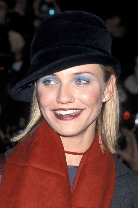 Long before the days of YouTube tutorials, everyone wore blue eyeshadow. Cameron Diaz paired hers with a very fitting Noughties-style hat. 2000 Makeup Trends, 00s Makeup, Early 2000s Makeup, 90’s Makeup, 2000 Makeup, 90s Makeup Trends, 2000s Makeup Looks, Teal Eyeshadow, 90s Makeup Look