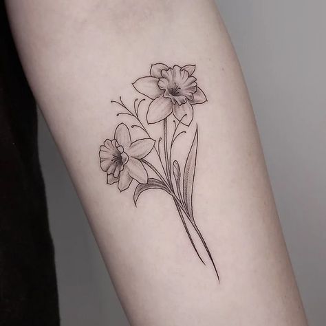 Daffodils by @marcelina.tattoo 🌼 To book your fine line tattoo with Marcy contact her directly: ✨ @marcelina.tattoo ✨ @hammersmith_tattoo_london ✨ info@hammersmithtattoo.co.uk ✨ 020 7602 1086 ✨ www.hammersmithtattoo.co.uk #tattoo #daffodils #daffodiltattoo #daffodilseason #fineline #finelinetattoo #finelinelondon #finelinetattoolondon #londontattoo #londontattooartist #londontattooist #londontattooer #londontattoostudio #hammersmith #hammersmithtattoo #westlondon #westlondontattoo #t... Daffodil Flower Tattoos, Thin Line Tattoos, Medium Tattoos, Daffodil Tattoo, Single Needle Tattoo, Fine Line Tattoo, London Tattoo, Daffodil Flower, Line Tattoo