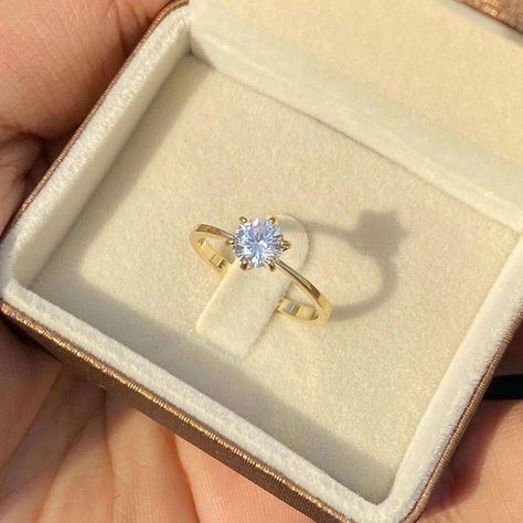 Solitaire Engagement Ring Round, Engagement Ring Stacking, Wedding Gift Art, خواتم خطوبة, Wedding Ring Solitaire, Hand Jewelry Rings, Engagement Ring Round Cut, Couple Ring Design, Dainty Engagement Rings