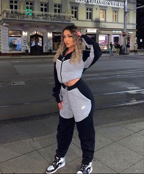 Tech Outfits Women, Nike Tech Fit, Drip Outfits Women, Nike Tech Tracksuit, Athletic Wear Outfits, Tracksuit Outfit Women, Sportwear Outfit, Estilo Nike, Ragazza Gangsta