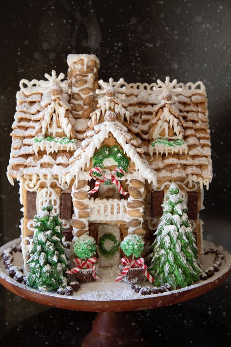 Creative Graham Cracker Gingerbread House, Gramcracker House Ideas, Ginger Bread House Gram Crackers, Gram Cracker House, Gram Cracker Gingerbread House Ideas, Unusual Gingerbread Houses, Elegant Gingerbread House, Gingerbread House Graham Crackers, Gram Cracker Gingerbread House