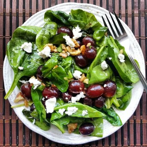 Spinach & Grape Salad with Walnuts & Goat Cheese | the veggie fix Walnut Feta Salad, Spinach Goat Cheese Salad, Cranberry Spinach Salad, Grape Salad Recipe, Salad With Walnuts, Thanksgiving Salad, Fruity Recipes, Goat Cheese Recipes, Cranberry Cheese