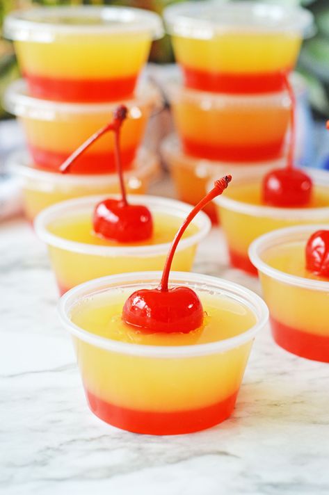 Pineapple Upside Down Cake Jello Shots Pineapple Upside Down Cake Shot, Malibu Jello Shots, Rum Jello Shots, Easy Jello Shots, Best Jello Shots, Pineapple Jello, Cake Shots, Biscuits Graham, Crafty Morning