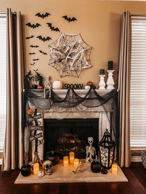 Fireplace Halloween Decor Ideas, Halloween Decorations Fireplace With Tv, Halloween Decoration Fireplace, Halloween Decorations For Fireplace, Halloween Inside House Decorations, Halloween Fire Mantel Decor, Halloween Decorations Indoor Inspiration, Spooky Fireplace Mantle, Haunted Fireplace Decor