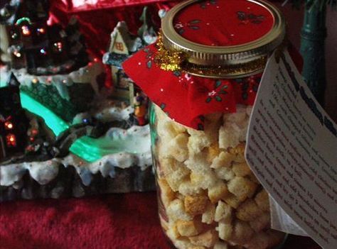 Stovetop Stuffing In A Jar Homemade Stovetop Stuffing, Stovetop Stuffing, Holiday Stuffing, Holiday Food Gifts, Mix In A Jar, Homemade Food Gifts, White Chili Chicken Recipe, Summertime Recipes, Gift Jar