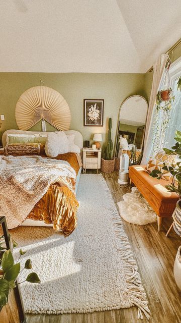 𝚜𝚢𝚍𝚗𝚎𝚢 | 𝚑𝚘𝚖𝚎𝚢 𝚟𝚒𝚋𝚎𝚜 ✿✌🏻 on Instagram: "cozy + earthy ✨   -and some beagles 🐶🤍   #vibes #homeinspo #decorideas #bedroom #bedroomdecor #decor" Granola House, Couch In Bedroom, Vintage Couch, Earthy Bedroom, Bedroom Couch, Granola Girl, Girl House, House Inspiration, Granola