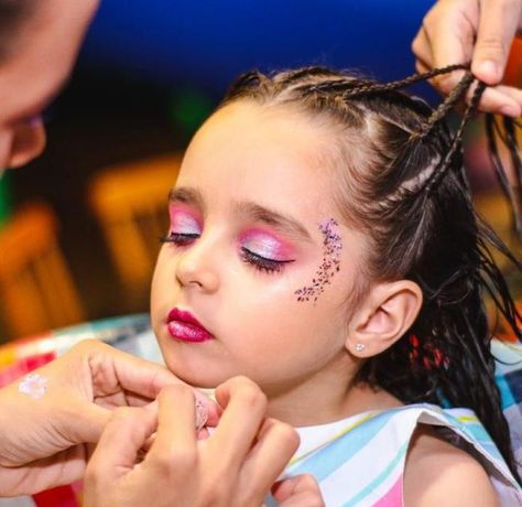 Ballet Makeup Kids, Princess Makeup For Kids, Toddler Hairstyles Girl Fine Hair, Ballet Makeup, Taylor Swift Makeup, Cheer Makeup, Frozen Birthday Party Decorations, Kids Cheering, Easy Little Girl Hairstyles