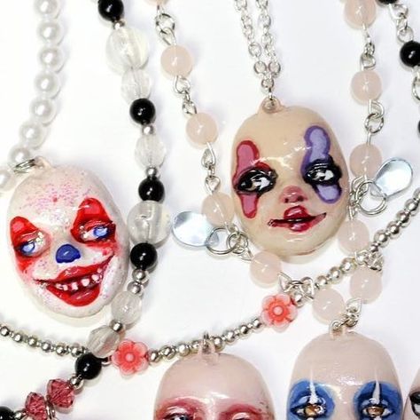 Doll Head Necklace, Core Outfits, Fancy Stuff, Goth Necklace, Pretty Jewelry Necklaces, Face Jewellery, Face Necklace, Clay Faces, Goth Jewelry