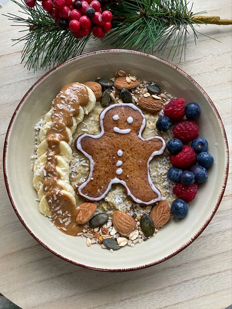 #oatmeal #oats #gingerbread #gingerbreadcookies #gingerbreadoats #breakfast #breakfastideas #breakfast #inspo #christmas #christmasoats #blueberry Gingerbread Oatmeal, Oat Bowls, Winter Breakfast, Cute Christmas Ideas, Breakfast Aesthetic, Oatmeal Bowls, Delicious Gluten Free Recipes, Low Cal Recipes, Xmas Food