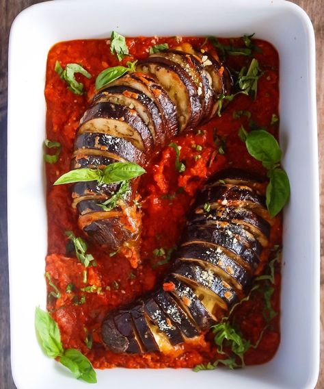 Hasselback Eggplant, Cooking Eggplant, Vegan Mozzarella, Meat Dinners, Eggplant Parmesan, Food Therapy, Eggplant Recipes, Look Beautiful, Vegan Cheese