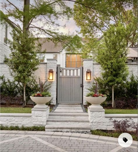 Modern Entrance Design, Gates Modern, Classic Fence, Backyard Goals, Garden Gates And Fencing, Architecture Garden, Entry Gate, Courtyard Entry, Side Gates