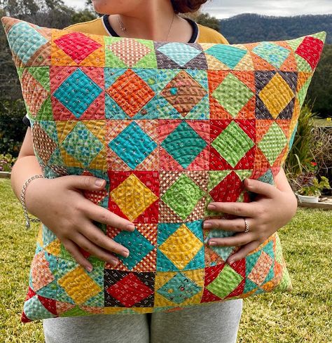 Cushion Quilt Patterns, Quilt Room Ideas Sewing Spaces, Quilt Cushion Covers, Big Stitch Hand Quilting, Freehand Quilting, Cushion Texture, Quilted Cushions, Quilt Cushion, Quilted Cushion